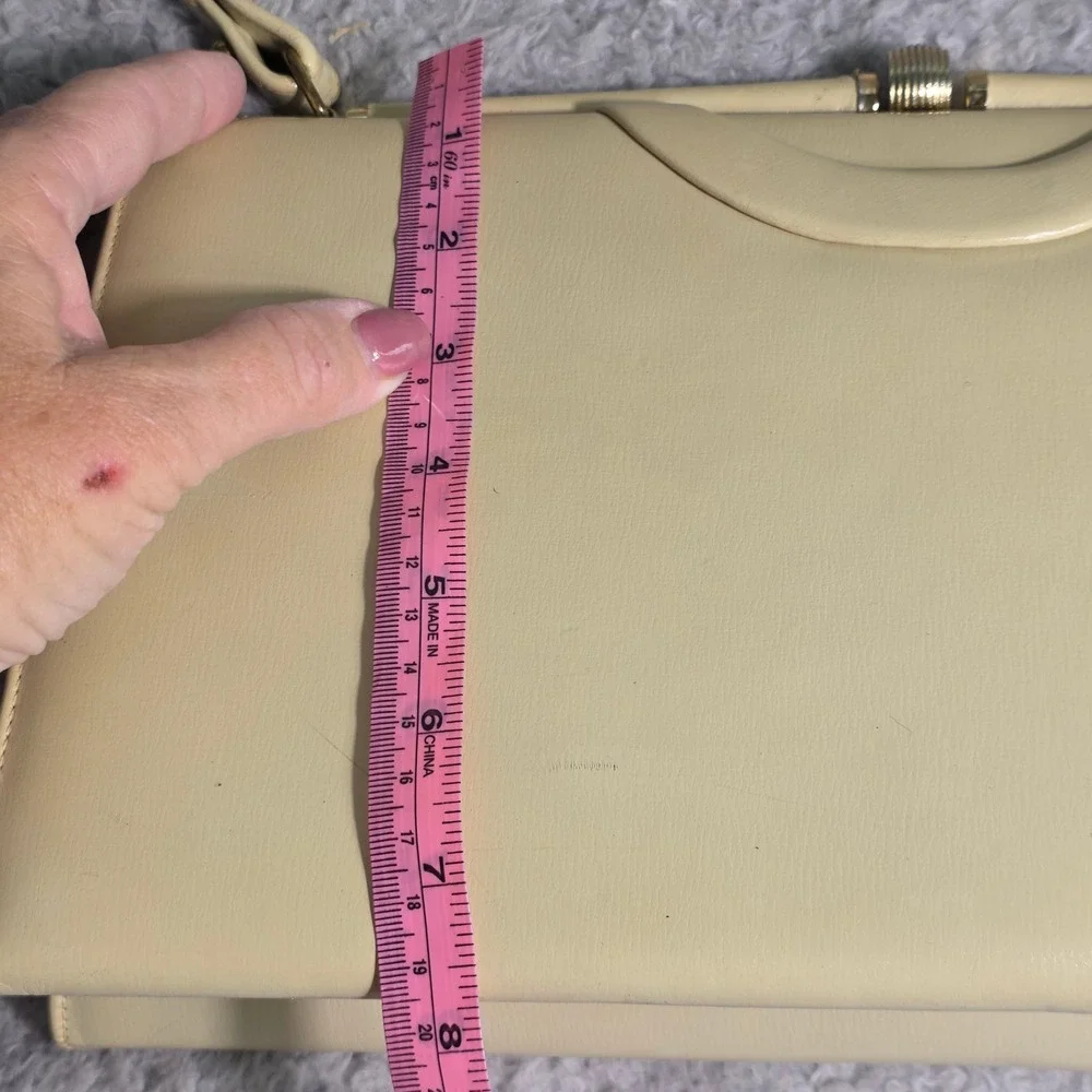Triangle New York‎ Vintage MCM Handbag Leather Lined Cream Gold Kiss Lock